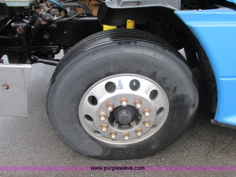 image for item F5358 2006 Freightliner Columbia CL120 semi truck