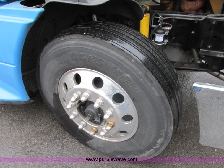 image for item F5358 2006 Freightliner Columbia CL120 semi truck