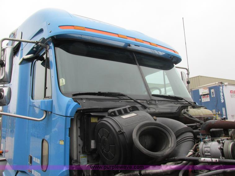 image for item F5358 2006 Freightliner Columbia CL120 semi truck