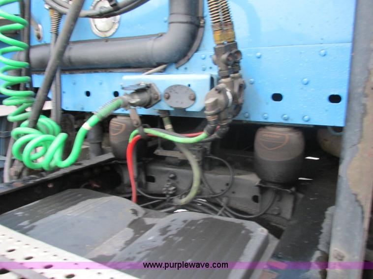 image for item F5358 2006 Freightliner Columbia CL120 semi truck