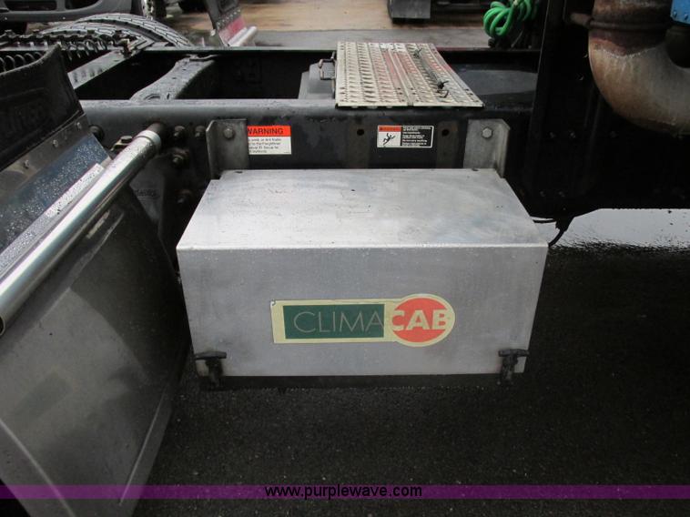 image for item F5358 2006 Freightliner Columbia CL120 semi truck