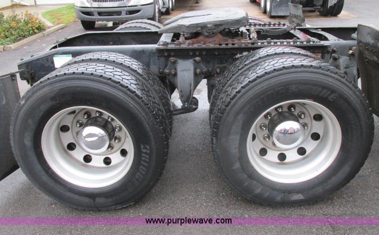 image for item F5358 2006 Freightliner Columbia CL120 semi truck