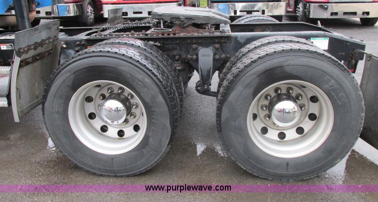 image for item F5358 2006 Freightliner Columbia CL120 semi truck