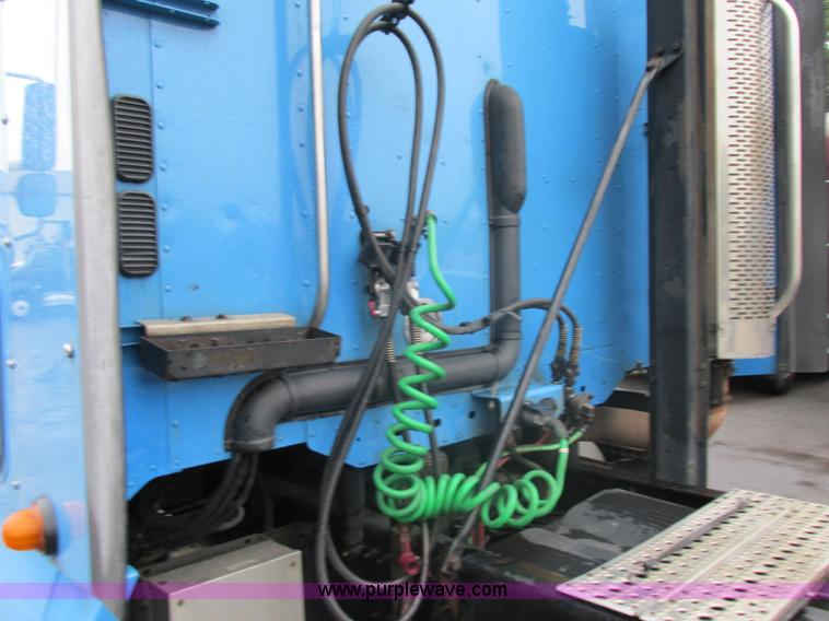 image for item F5358 2006 Freightliner Columbia CL120 semi truck