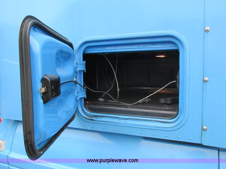 image for item F5358 2006 Freightliner Columbia CL120 semi truck