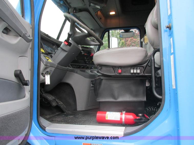 image for item F5358 2006 Freightliner Columbia CL120 semi truck