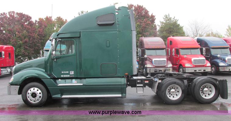 image for item F5361 2006 Freightliner Columbia CL120 semi truck