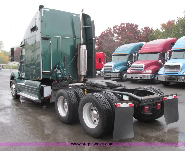 image for item F5361 2006 Freightliner Columbia CL120 semi truck