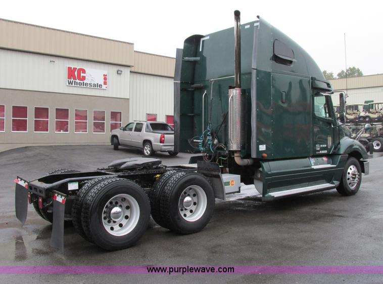 image for item F5361 2006 Freightliner Columbia CL120 semi truck