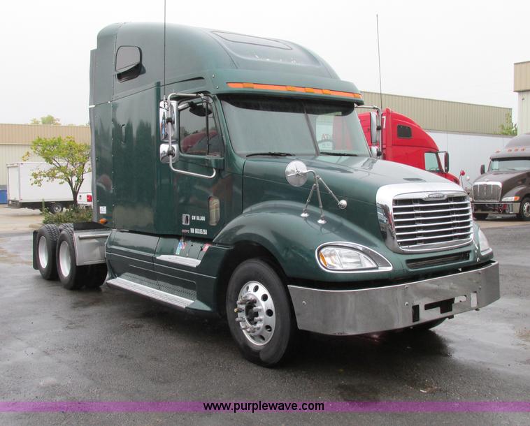 image for item F5361 2006 Freightliner Columbia CL120 semi truck