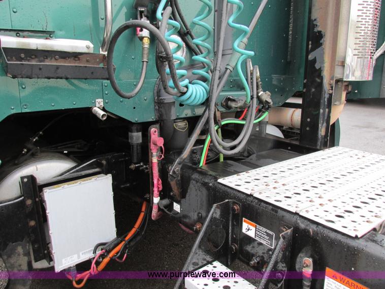 image for item F5361 2006 Freightliner Columbia CL120 semi truck