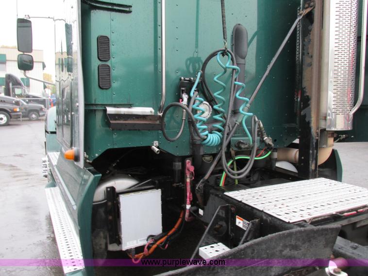 image for item F5361 2006 Freightliner Columbia CL120 semi truck