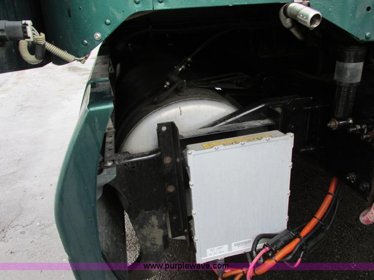 image for item F5361 2006 Freightliner Columbia CL120 semi truck