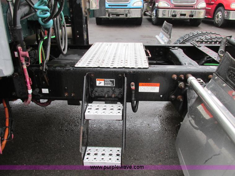 image for item F5361 2006 Freightliner Columbia CL120 semi truck