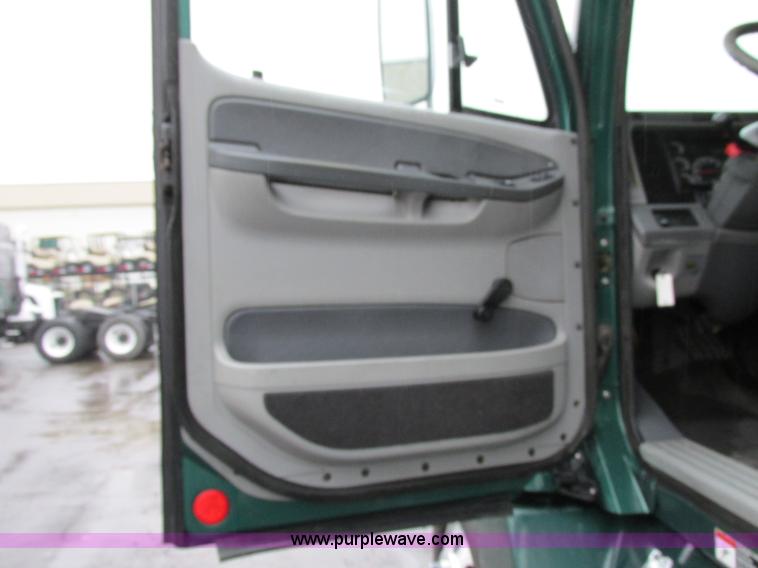 image for item F5361 2006 Freightliner Columbia CL120 semi truck