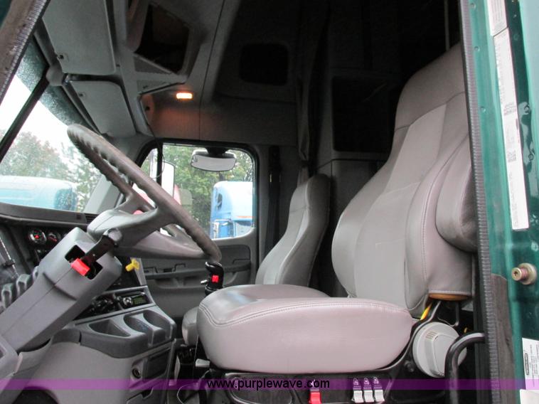 image for item F5361 2006 Freightliner Columbia CL120 semi truck