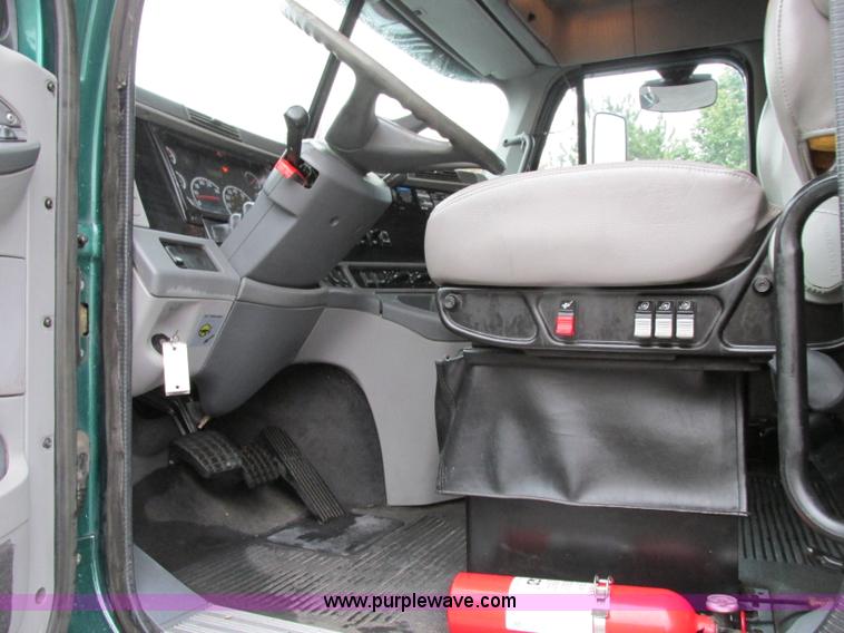 image for item F5361 2006 Freightliner Columbia CL120 semi truck