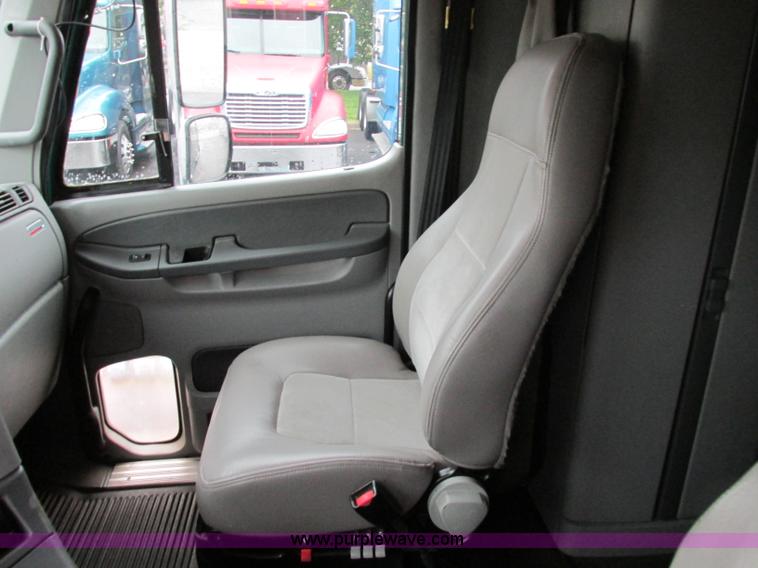 image for item F5361 2006 Freightliner Columbia CL120 semi truck