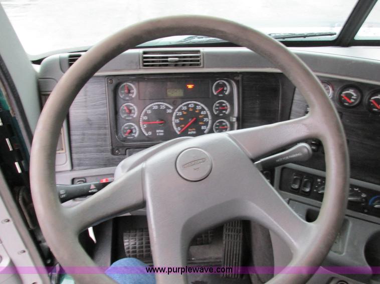 image for item F5361 2006 Freightliner Columbia CL120 semi truck