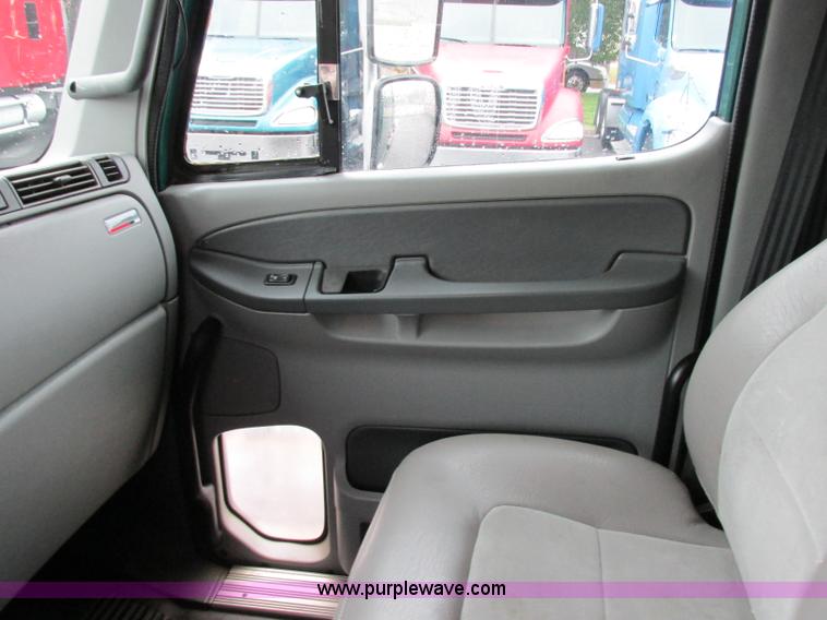 image for item F5361 2006 Freightliner Columbia CL120 semi truck