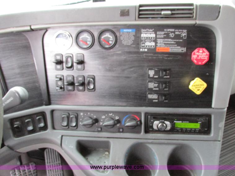 image for item F5361 2006 Freightliner Columbia CL120 semi truck