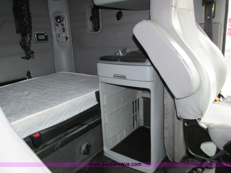 image for item F5361 2006 Freightliner Columbia CL120 semi truck