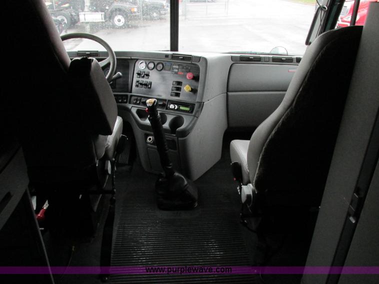 image for item F5361 2006 Freightliner Columbia CL120 semi truck