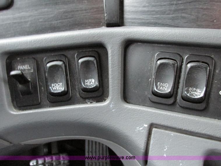 image for item F5361 2006 Freightliner Columbia CL120 semi truck