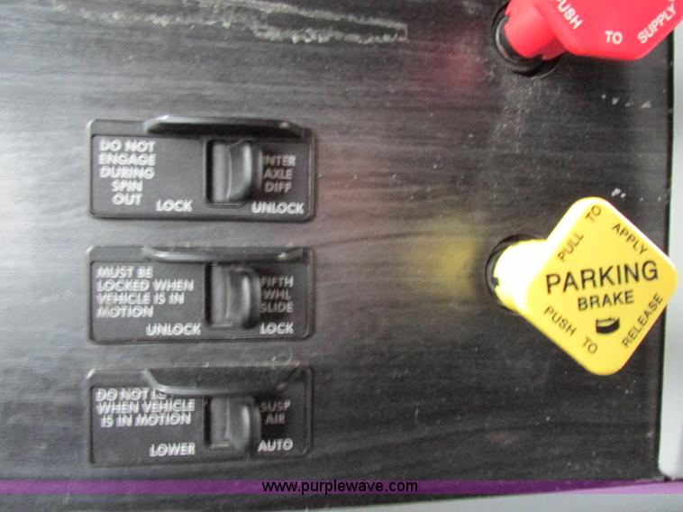 image for item F5361 2006 Freightliner Columbia CL120 semi truck