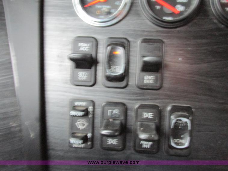 image for item F5361 2006 Freightliner Columbia CL120 semi truck