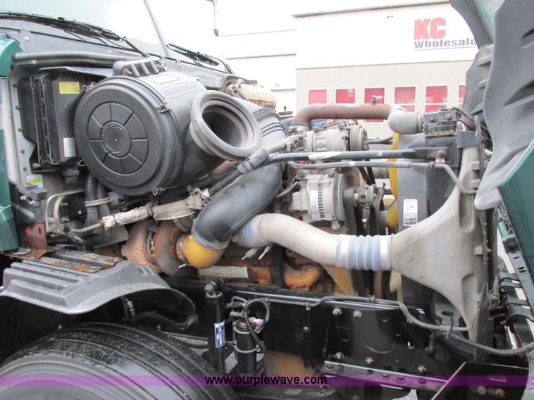 image for item F5361 2006 Freightliner Columbia CL120 semi truck