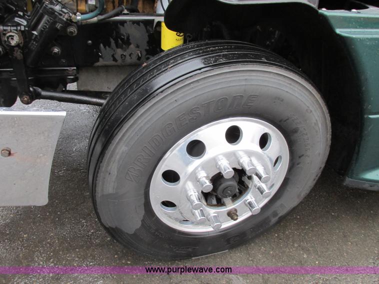 image for item F5361 2006 Freightliner Columbia CL120 semi truck