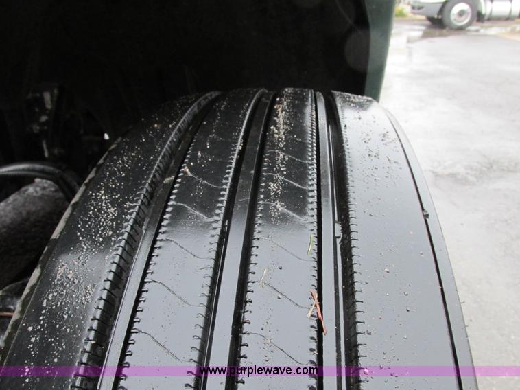 image for item F5361 2006 Freightliner Columbia CL120 semi truck