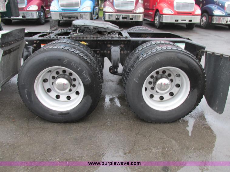 image for item F5361 2006 Freightliner Columbia CL120 semi truck