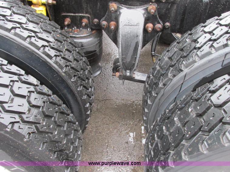 image for item F5361 2006 Freightliner Columbia CL120 semi truck