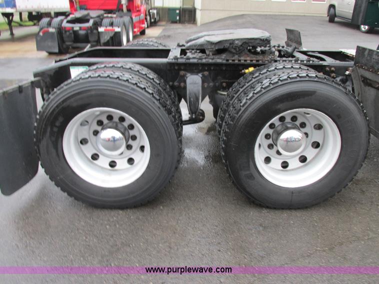 image for item F5361 2006 Freightliner Columbia CL120 semi truck