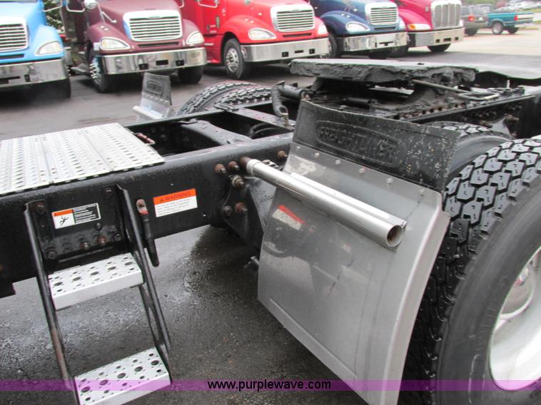 image for item F5361 2006 Freightliner Columbia CL120 semi truck