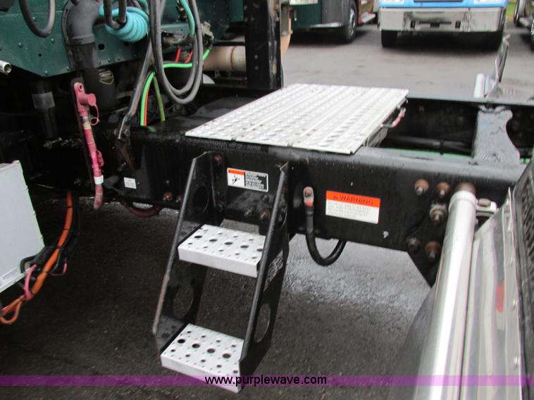 image for item F5361 2006 Freightliner Columbia CL120 semi truck