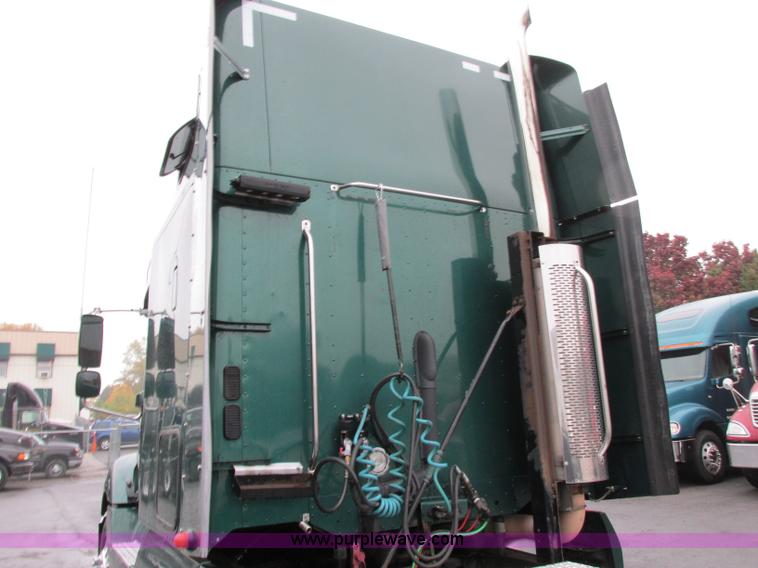 image for item F5361 2006 Freightliner Columbia CL120 semi truck