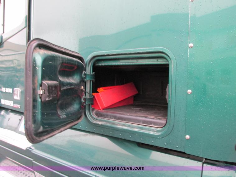 image for item F5361 2006 Freightliner Columbia CL120 semi truck