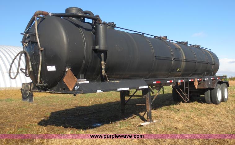 image for item F8016 1982 M.d. 140 barrel vacuum trailer