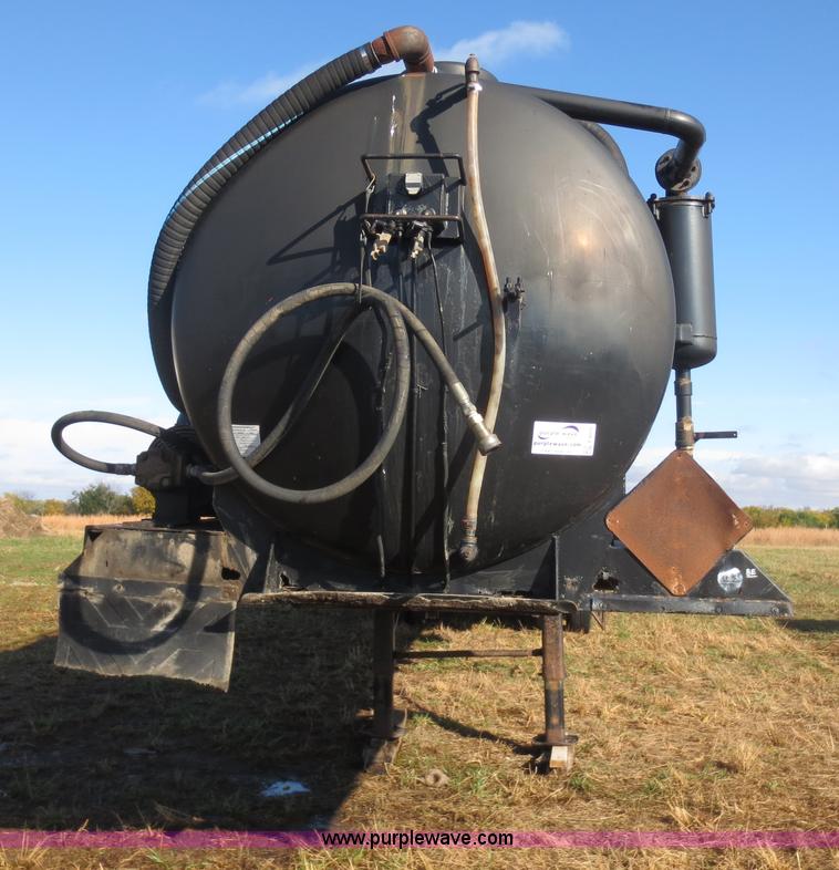 image for item F8016 1982 M.d. 140 barrel vacuum trailer