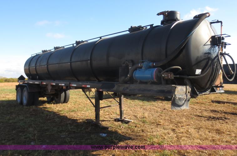 image for item F8016 1982 M.d. 140 barrel vacuum trailer