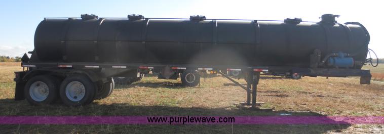 image for item F8016 1982 M.d. 140 barrel vacuum trailer