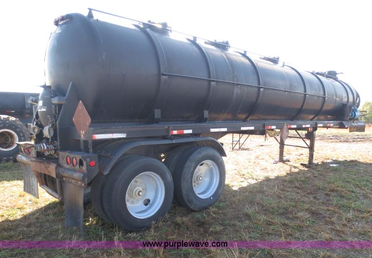 image for item F8016 1982 M.d. 140 barrel vacuum trailer