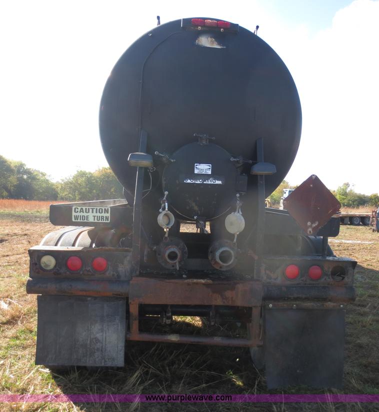 image for item F8016 1982 M.d. 140 barrel vacuum trailer
