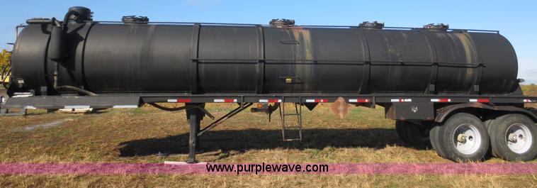 image for item F8016 1982 M.d. 140 barrel vacuum trailer