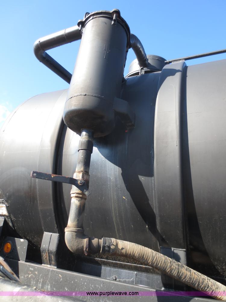 image for item F8016 1982 M.d. 140 barrel vacuum trailer