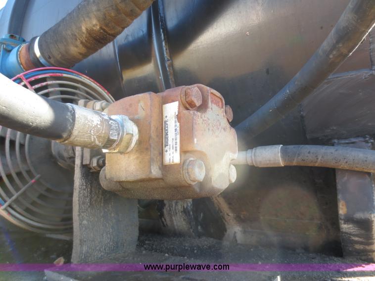 image for item F8016 1982 M.d. 140 barrel vacuum trailer