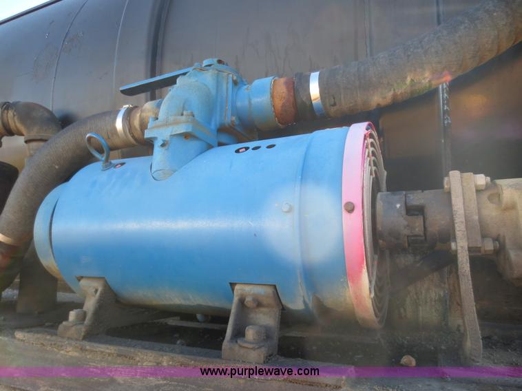 image for item F8016 1982 M.d. 140 barrel vacuum trailer